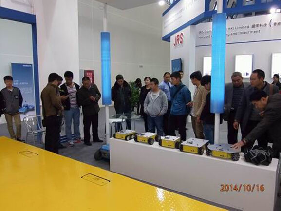 乐动网页版参展2014绵阳科博会-技术人员向观众演示机器人.jpg